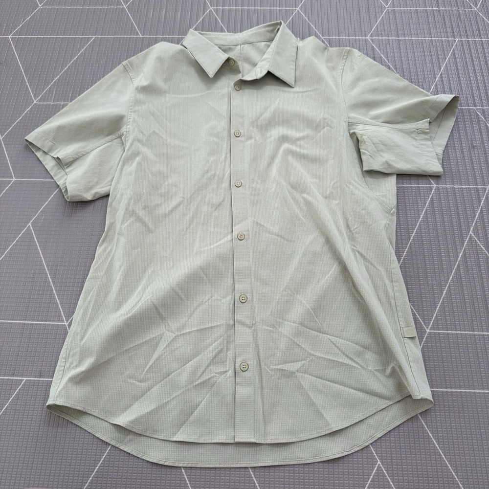 lululemon athletica Men's Short Sleeve Button-Down Shirt in Light Sage